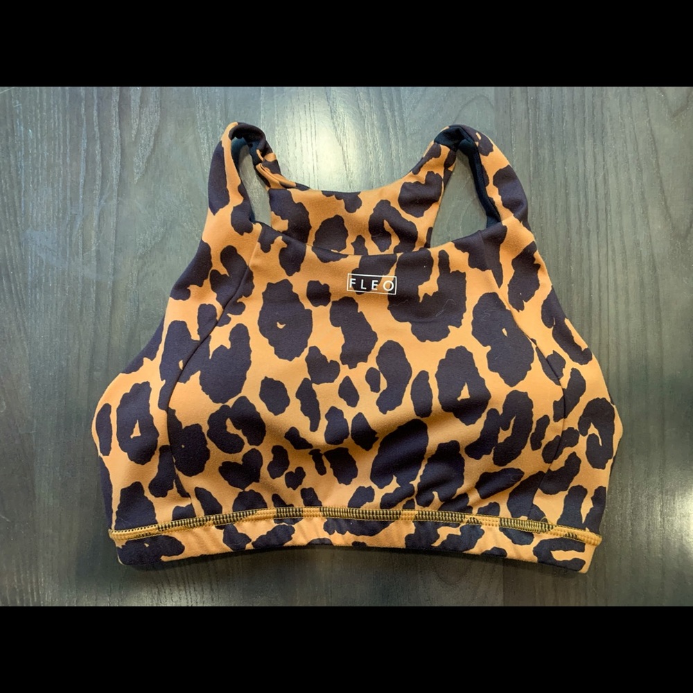 Like new FLEO high neck sports bra